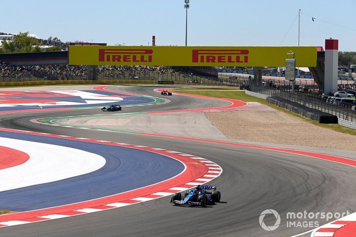 Esteban Ocon, Alpine A523, Fernando Alonso, Aston Martin AMR23, Charles Leclerc, Ferrari SF-23