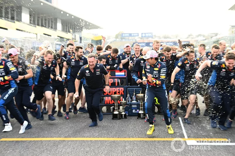 Christian Horner, Team Principal, Red Bull Racing, Sergio Perez, Red Bull Racing, 2e position, et l'équipe Red Bull célèbrent la victoire.