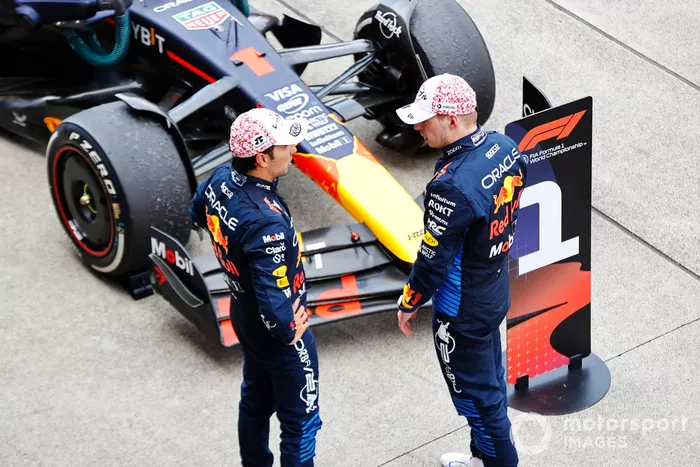 Sergio Perez, Red Bull Racing, 2e position, et Max Verstappen, Red Bull Racing, 1re position, discutent au Parc Ferme.