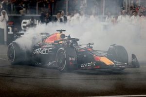 Max Verstappen, Red Bull Racing RB19, 1ª posición, realiza donuts al final de la carrera.