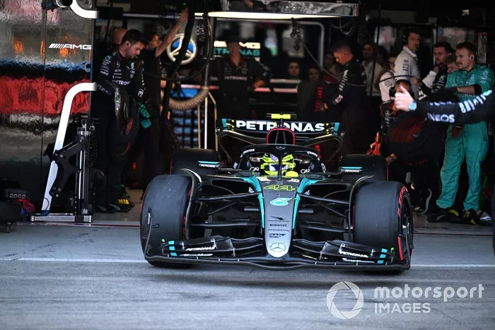 Lewis Hamilton, Mercedes F1 W15, sort du garage 