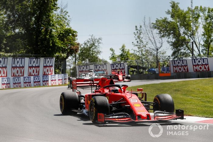 Sebastian Vettel, Ferrari SF90 por delante de Lewis Hamilton, Mercedes AMG F1 W10 y Charles Leclerc, Ferrari SF90 en la salida