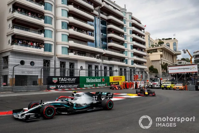 Valtteri Bottas, Mercedes AMG W10, Max Verstappen, Red Bull Racing RB15, y Sebastian Vettel, Ferrari SF90
