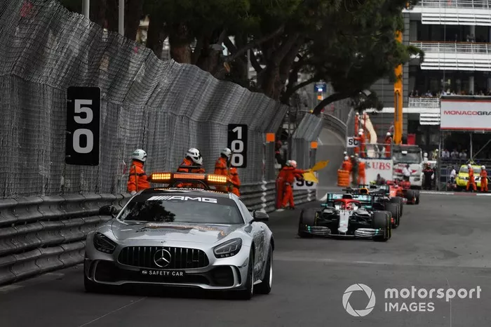 El Coche de Seguridad lidera Lewis Hamilton, Mercedes AMG F1 W10, y Max Verstappen, Red Bull Racing RB15