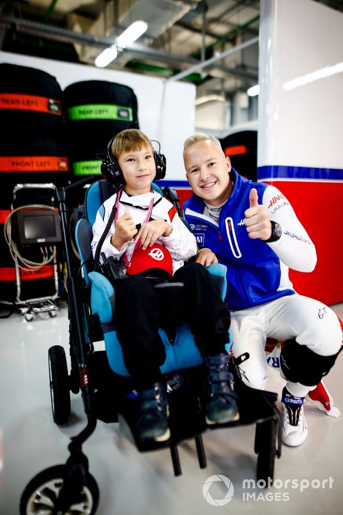 Nikita Mazepin, Haas F1, en el garaje con un joven invitado