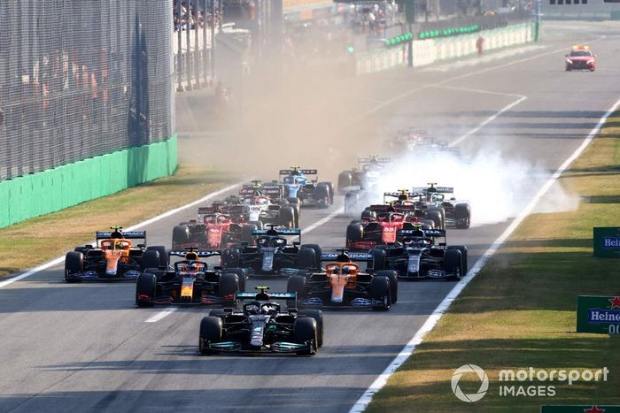 Valtteri Bottas, Mercedes W12, Max Verstappen, Red Bull Racing RB16B, Daniel Ricciardo, McLaren MCL35M, Lando Norris, McLaren MCL35M, Lewis Hamilton, Mercedes W12, Pierre Gasly, AlphaTauri AT02, al inicio