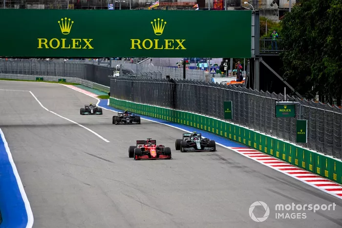 Charles Leclerc, Ferrari SF21, Sebastian Vettel, Aston Martin AMR21, y Pierre Gasly, AlphaTauri AT02