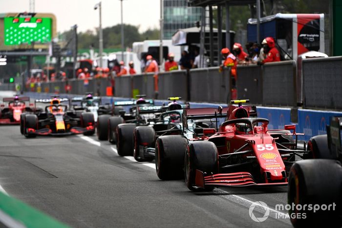 Carlos Sainz Jr., Ferrari SF21, Sebastian Vettel, Aston Martin AMR21, en el pit lane