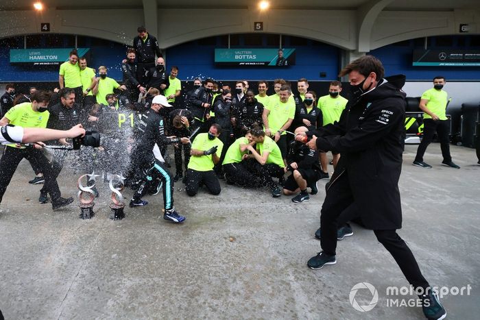 Toto Wolff, director del equipo y consejero delegado de Mercedes AMG, rocía con champán a Valtteri Bottas, Mercedes, 1ª posición, y al equipo Mercedes