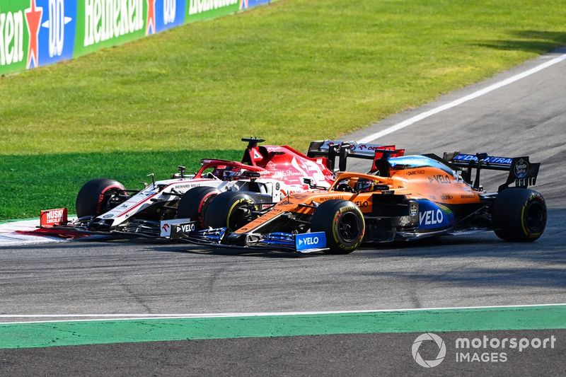 Kimi Raikkonen, Alfa Romeo Racing C39 e Carlos Sainz Jr., McLaren MCL35 fianco a fianco