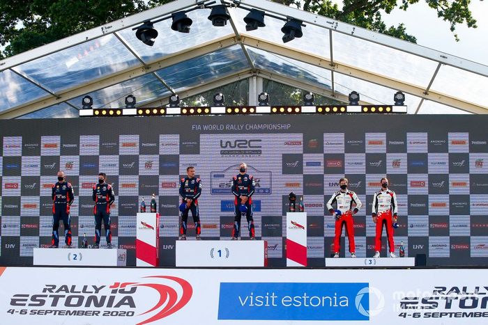 Podio: ganador de la carrera Ott Tänak, Martin Järveoja, Hyundai Motorsport Hyundai i20 Coupe WRC, segundo lugar Craig Breen, Paul Nagle, Hyundai Motorsport Hyundai i20 Coupe WRC, tercer lugar Sébastien Ogier, Julien Ingrassia, Toyota Gazoo Racing WRT Toyota Yaris WRC