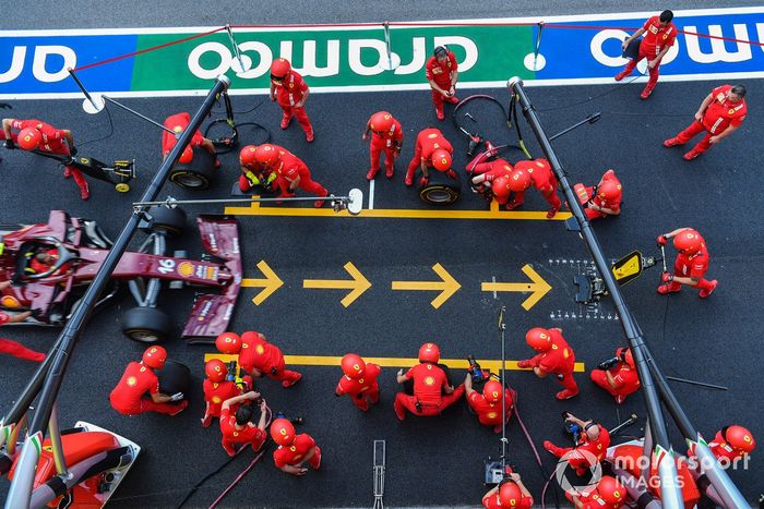 Los mecánicos de Ferrari practican un pit stop