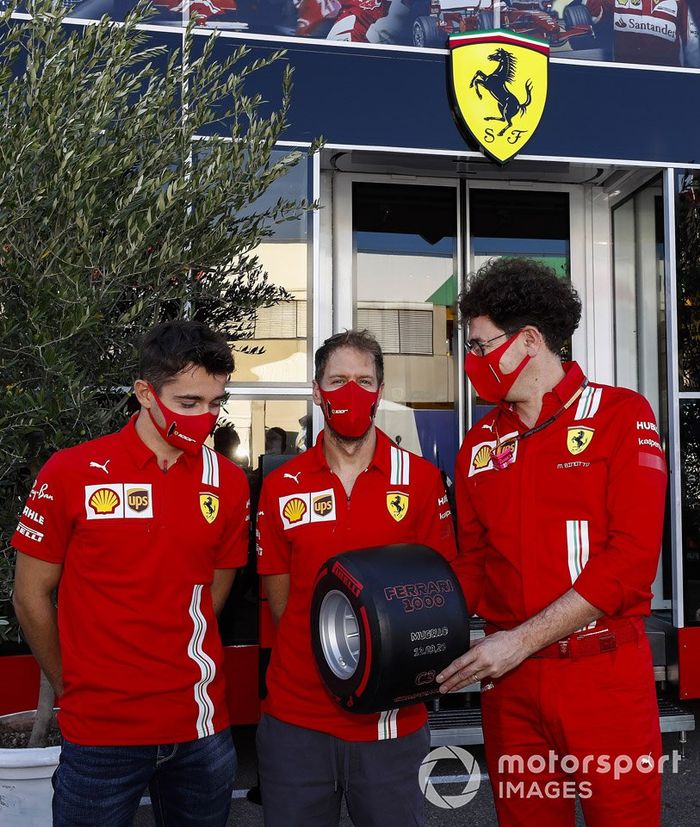 Charles Leclerc, Ferrari, Sebastian Vettel, Ferrari y Mattia Binotto, Team Principal Ferrari con el Pirelli Pole Postion Award por las 1000 carreras de Ferrari