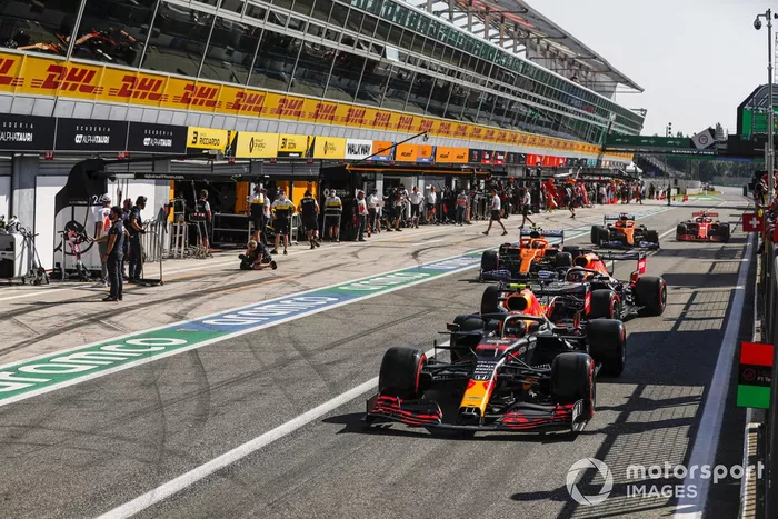 Alex Albon, Red Bull Racing RB16, Max Verstappen, Red Bull Racing RB16, Lando Norris, McLaren MCL35, in the pit lane