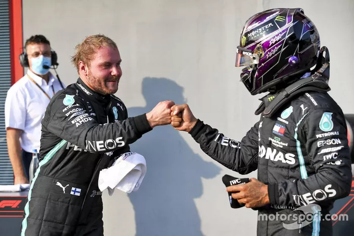 Ganador de la pole position Valtteri Bottas, Mercedes-AMG F1 y segundo Lewis Hamilton, Mercedes-AMG F1 celebran en Parc Ferme