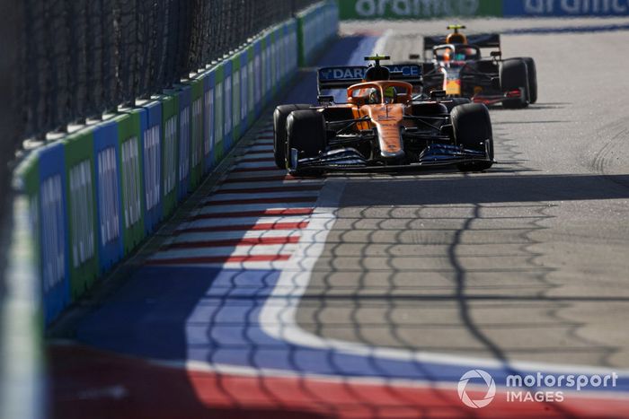 Lando Norris, McLaren MCL35, Alex Albon, Red Bull Racing RB16