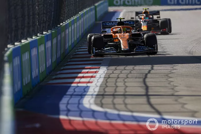 Lando Norris, McLaren MCL35, Alex Albon, Red Bull Racing RB16
