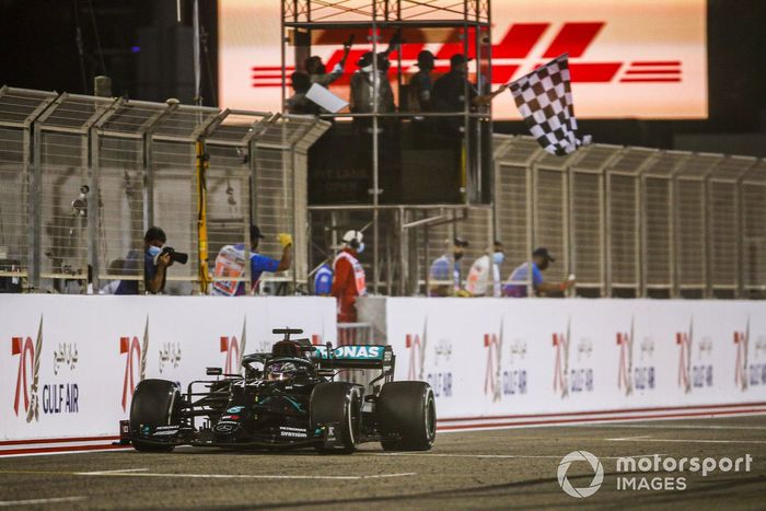 El ganador de la carrera Lewis Hamilton, Mercedes F1 W11 cruza la línea de meta