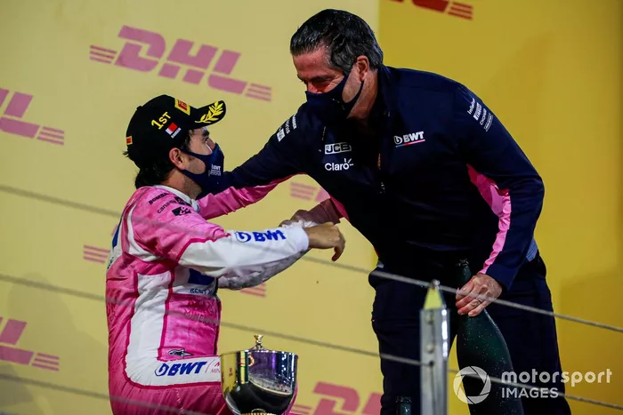 Podio: ganador de la carrera Sergio Pérez, Racing Point celebra con Andy Stevenson, Director deportivo de Racing Point 
