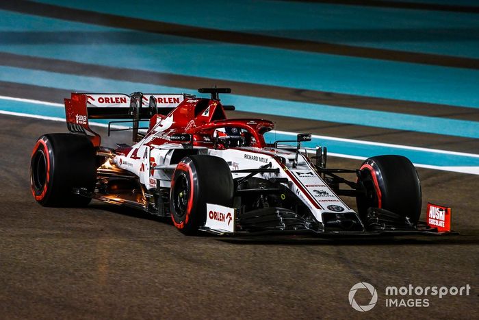 Kimi Raikkonen, Alfa Romeo Racing C39 detenido en la pista con el motor en llamas