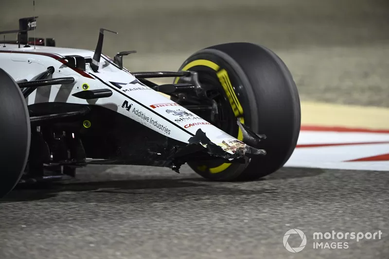 Daños en el alerón delantero del coche de Kimi Raikkonen, Alfa Romeo Racing C41