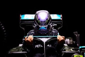 Lewis Hamilton, Mercedes, s'installe dans son baquet