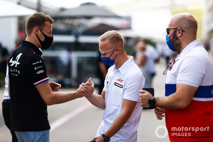 Daniil Kvyat, piloto reserva de Alpine F1, con Nikita Mazepin, Haas F1
