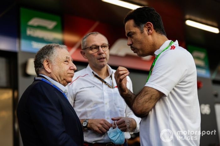 Jean Todt, Presidente de la FIA, Stefano Domenicali, Director General de la Fórmula 1 y un dignatario
