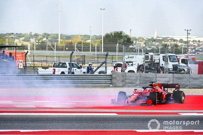 Charles Leclerc, Ferrari SF21, hace un trompo durante la FP1
