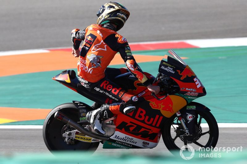 El ganador de la carrera y campeón del mundo Pedro Acosta, Red Bull KTM Ajo