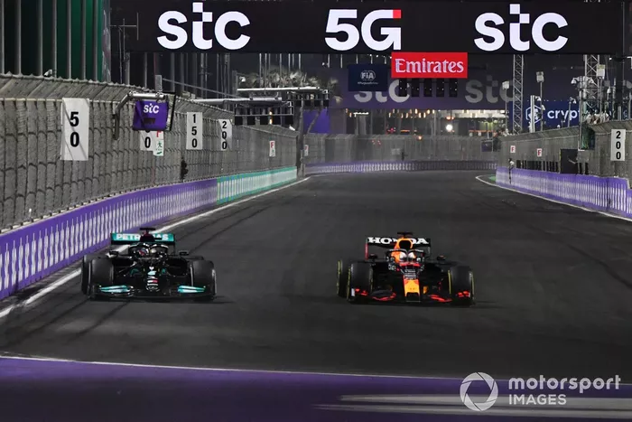 Max Verstappen, Red Bull Racing RB16B, peleando con Lewis Hamilton, Mercedes W12