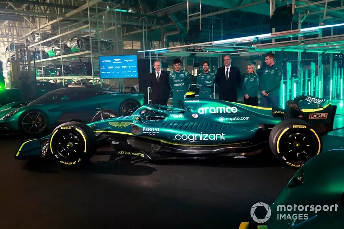 Andrew Green, director técnico, Aston Martin, Lance Stroll, Aston Martin, Sebastian Vettel, Aston Martin, Tom McCullough, director de rendimiento de Aston Martin, Jessica Hawkins y Nico Hulkenberg, piloto reserva, Aston Martin 