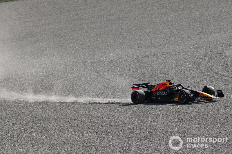 Max Verstappen, Red Bull Racing RB18, dans les graviers