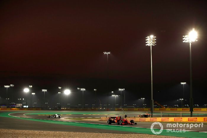 Charles Leclerc, Ferrari SF21, lidera a Pierre Gasly, AlphaTauri AT02