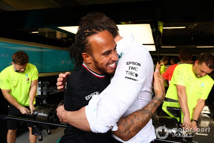 Lewis Hamilton, Mercedes, y Toto Wolff, director del equipo y consejero delegado de Mercedes AMG, celebran tras la carrera