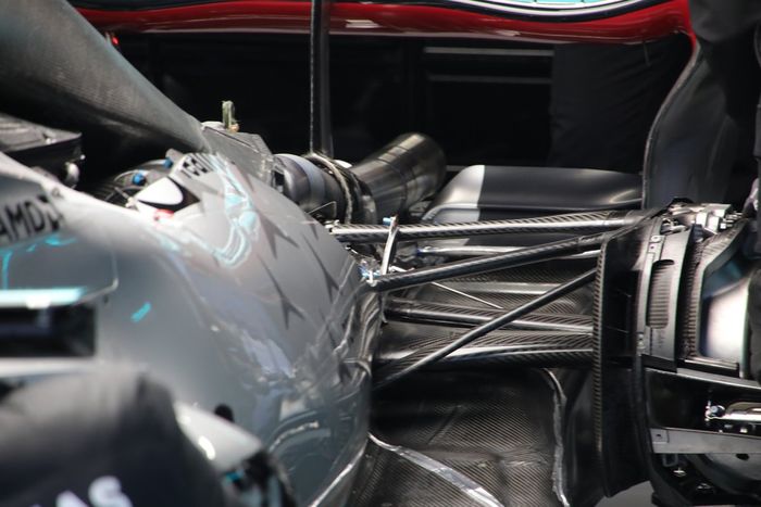 Detalle de la suspensión trasera del Mercedes W13