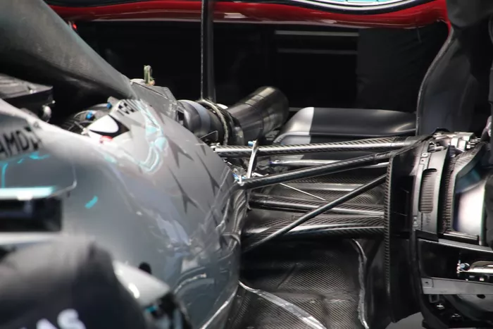 Detalle de la suspensión trasera del Mercedes W13