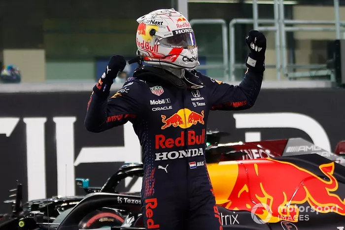 Ganador de la pole Max Verstappen, Red Bull Racing RB16B  
