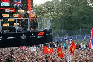 Oscar Piastri, McLaren F1 Team, 2º classificado, pulveriza Charles Leclerc, Scuderia Ferrari, 1º classificado, com champanhe no pódio