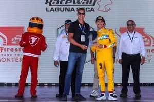 Alex Palou, Chip Ganassi Racing Honda recibe el Premio NTT P1 por conseguir la pole