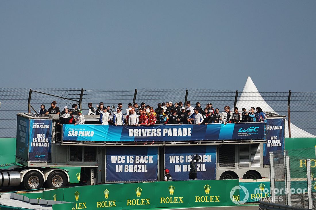 Desfile de conductores en un autobús 
