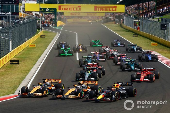 Lando Norris, McLaren MCL38, Oscar Piastri, McLaren MCL38, Max Verstappen, Red Bull Racing RB20, Lewis Hamilton, Mercedes F1 W15, Charles Leclerc, Ferrari SF-24, Carlos Sainz, Ferrari SF-24, el resto de la parrilla en la salida.