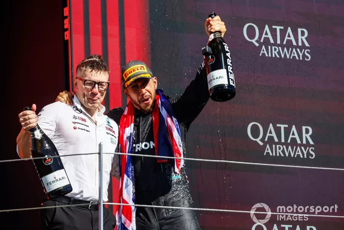 Peter Bonnington, Senior Race Engineer, Mercedes-AMG F1 Team, Lewis Hamilton, Mercedes-AMG F1 Team, 1ère position, célèbrent sur le podium avec du champagne