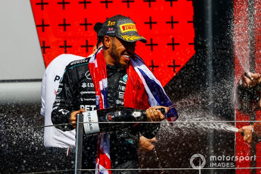 Lewis Hamilton, Mercedes-AMG F1 Team, 1ª posición, rocía el Champán de la victoria