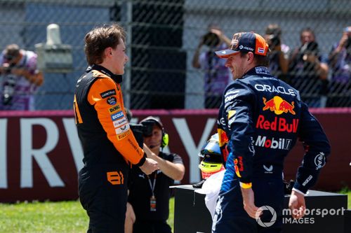 Oscar Piastri, da McLaren F1 Team, conversa com Max Verstappen, da Red Bull Racing
