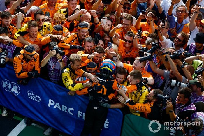 Oscar Piastri, McLaren F1 Team, 1ª posición, celebra con su equipo su llegada al Parc Ferme