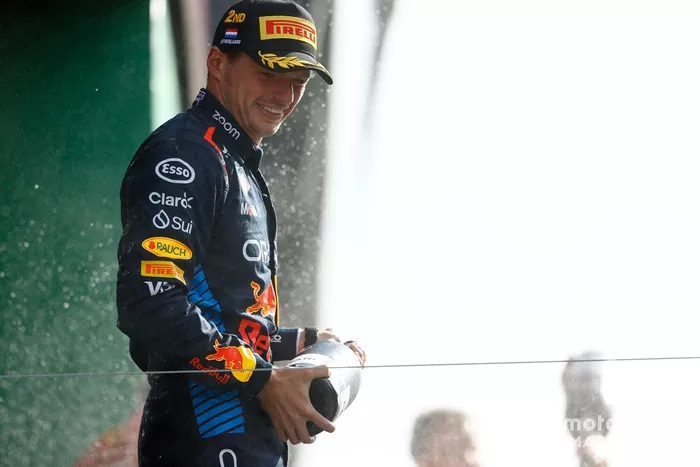 Max Verstappen, Red Bull Racing, 2ª posición, rocía Champán en el podio.