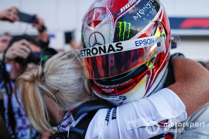 Ganador de la carrera Lewis Hamilton, Mercedes AMG F1, celebra en parc ferme