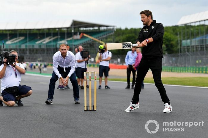 Romain Grosjean, Haas F1, jugando a cricket 