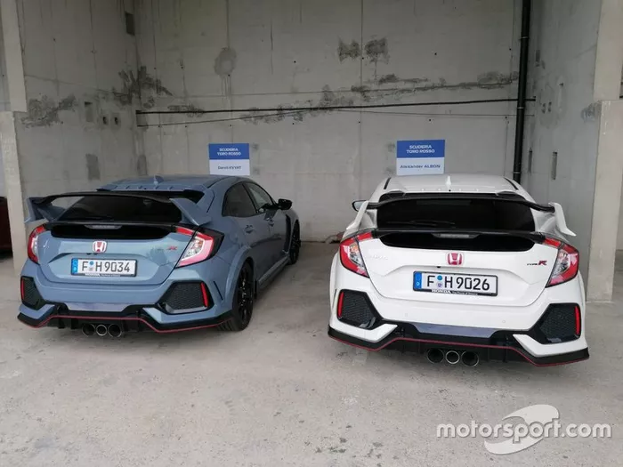 Los coches con los que llegaron los pilotos de Toro Rosso a Hungaroring